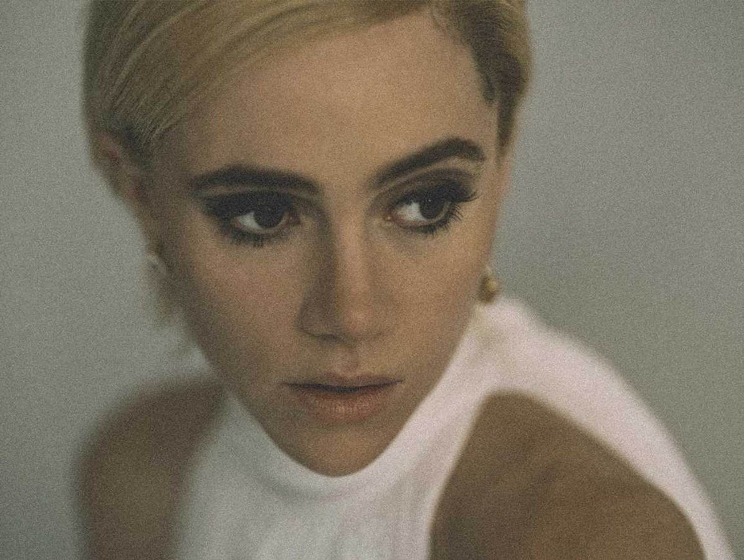Suki Waterhouse – "18"